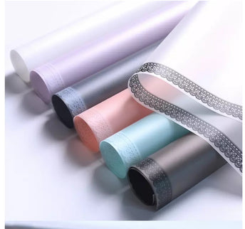 Ambalaj waterproof semitransparent roz, margine dantela alba