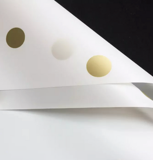 Ambalaj waterproof 60x60cm fond alb buline aurii