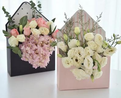 Cutie flori plic roz deschis