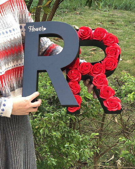 Cutie flori litera R negru