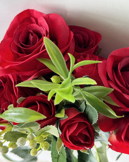 Trandafiri artificiali (10 flori) rosu cu verdeata