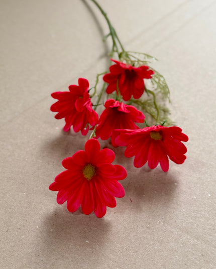 Margarete artificiale rosii