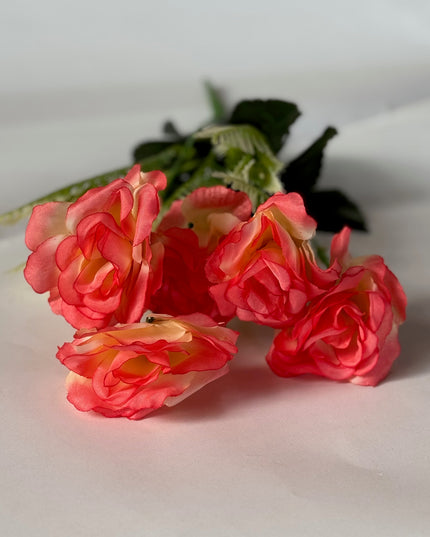 Garofite artificiale (6 flori) galben cu roșu