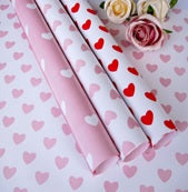 Ambalaj hartie de impachetat fundal roz inimi albe