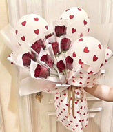 Ambalaj hartie de impachetat fundal alb inimi roz