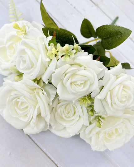 Trandafiri artificiali cu verdeata (7 flori) alb