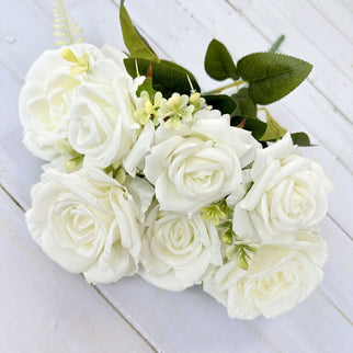 Trandafiri artificiali cu verdeata (7 flori) alb
