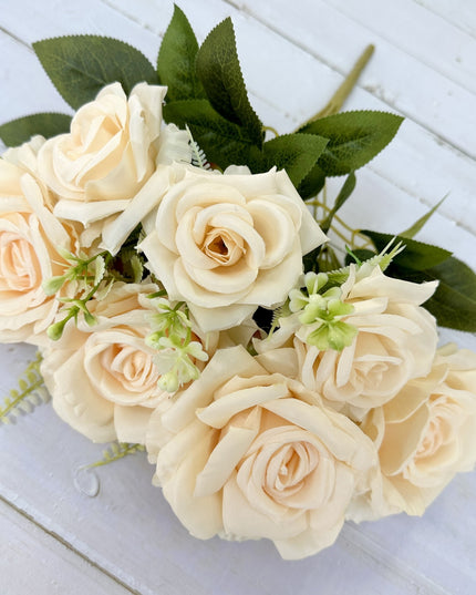 Trandafiri artificiali cu verdeata (7 flori) crem