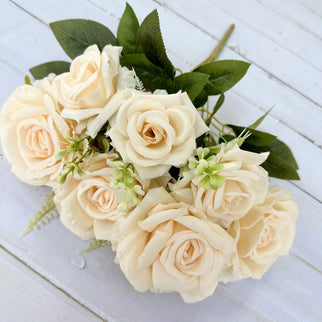 Trandafiri artificiali cu verdeata (7 flori) crem