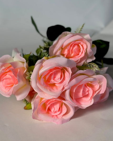 Trandafiri artificiali cu verdeata (7 flori) roz