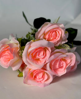 Trandafiri artificiali cu verdeata (7 flori) roz