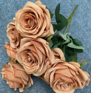 Trandafiri artificiali (9 flori) cappuccino