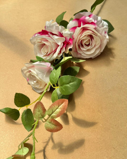 Trandafiri artificiali (3 flori) alb cu roz
