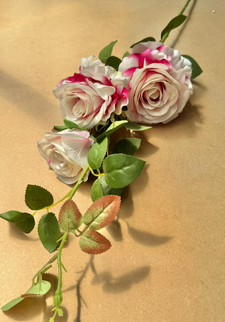 Trandafiri artificiali (3 flori) alb cu roz