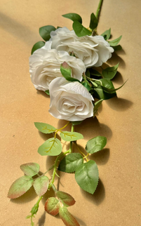 Trandafiri artificiali (3 flori) alb