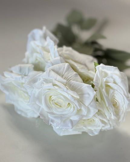 Trandafiri artificiali (7 flori) alb