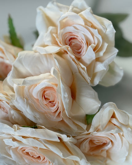 Trandafiri artificiali (7 flori) crem